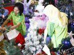 Membuat pohon natal tak melulu kamu bisa membuat pohon natal dari majalah bekas. 5 Cara Mudah Membuat Pohon Natal 2018 Dari Barang Bekas Sederhana Tapi Kekinian Halaman All Tribun Timur