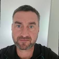 Jobnyt Jeg kan med glæde meddele at 1. August startede jeg som ny  byggeleder ved Tømrefirma Mogens Bach. Jeg glæder mig til at vende tilbage  til opførelsen af nye byggerier i mange