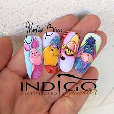 Puedes solo pintar tus uñas en un color bonito o decorarlas con figuras y dibujos, estos pueden ser diseños sencillos o muy creativos y complejos. Pin De Amandine Ruet En Ve Manga Nail Tutorial De Unas Decoradas Manicura De Unas Unas Disney
