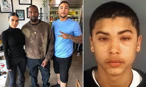 Ao longo dos anos, kim kardashian mostrou muita pele, especialmente no instagram. Kim Kardashian Meets Recently Freed Prisoner And Promises To Help Remove His Face Tattoo Daily Mail Online
