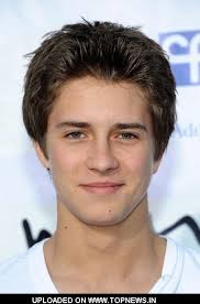 Billy Unger...Cute and young actor~ David?