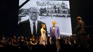 Andrea supports not only his own children, but underprivileged kids around the world. Andrea Bocelli Zaspiewal Ave Maria Dla Pawla Adamowicza Nigdy O Panu Nie Zapomnimy Polsat News