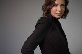 Najwa shihab juga terkenal sangat lugas dan tegas namun tetap anggun di setiap penampilannya. Datei Najwa Shihab 2018 Jpg Wikipedia