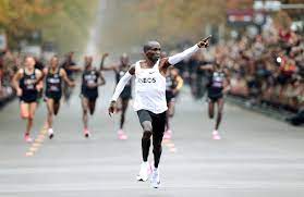 Feb 25, 2019 · the questions, then, are what pace is right, and what do you stand to lose if you go too fast or too slow? Marathon Eluid Kipchoge Lauft In Eine Andere Welt