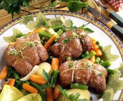 Des Paupiettes Bien Dorees Accompagnees De Carottes Fondantes Cuites Dans Un Bouillon De Legu Recette Paupiette Paupiette De Veau Recettes Paupiettes De Veau