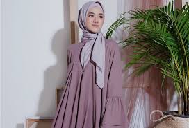 Baju coklat cocok dengan jilbab warna apa? Rekomendasi Gamis Polos Model Terbaru Untuk Gaya Feminin