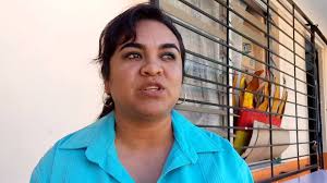 Víctor Apolinar entrega materiales para la terminaciónde sanitarios.