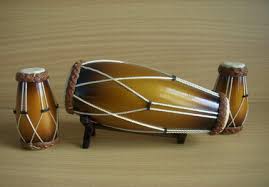 Tabuhan totobuang dimainkan sebagai iringan alat musik perkusi lain seperti tifa dan arababu. 27 Jenis Alat Musik Tradisional Dan Cara Bermainnya Terlengkap