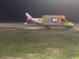 Según las primeras informaciones, chandía volcó al chocar con un poste, siendo trasladado con. Se2lum 7bivclm