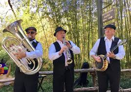 Traditional drum sets can be used to play jazz jingles, while an upright bass glues the sounds together and somewhat maintains the rhythm. What Sets Swing Jazz Apart From The Rest Razzmajazz Dixieland Band