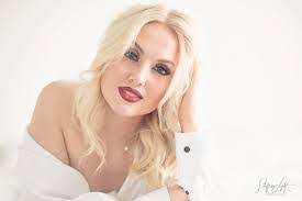 Hollie Henderson's Instagram, Twitter & Facebook