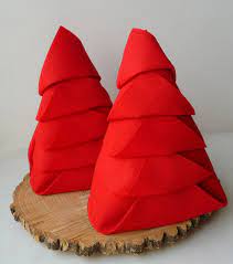 Pliez la serviette en 2. Pliage De Serviette De Table En Forme De Sapin De Noel Plier Une Serviette De Table En Papier Realiser Un Sapin De Noel En Papier Pliage De Serviette De Table En Papier En