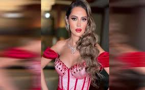 ياسمين رئيس بعد ايام من صور العمرة أمام الكعبة بالحجاب تظهر عارية بفستان  كاشف في حفل..!!