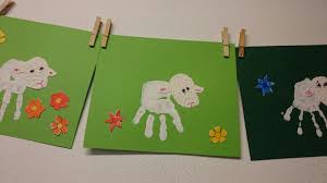 Lamm Aus Einem Handabdruck Basteln Mit Kleinkindern Ostern Handabdrucke Basteln Schafe Basteln