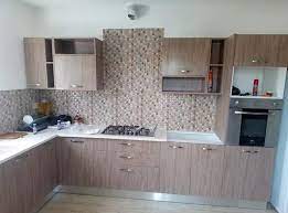 Les cuisines moderne sont équipés de tables îlot centrale , un comptoir de service projeté ,une ligne de crédence avec de lumière blanche réfléchie, des tables projeté de cuisine entouré de chaises repas de tout couleurs. Coulerr Hlou Cuisine Tunis Cuisine 2021 Art Dico Facebook