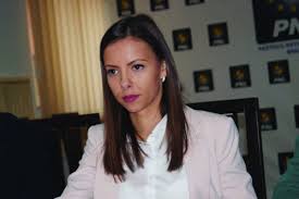 De maine, putem sa vaccinam si adolescentii. Brasoveanca Mara Mares Il Va Consilia Pe Premierul Florin CiÅ£u Buna Ziua Brasov
