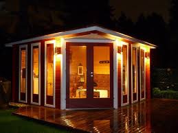 Selbst Wenn Es Regnet In Diesem Schwedenroten 5 Eck Gartenhaus Mit Dezenter Aussenbeleuchtung Kann Man Wunderbare Abende Verbr 5 Eck Gartenhaus Gartenhaus Haus