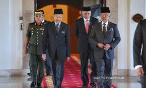 Nampaknya, ydpa mempunyai masa yang sukar sekarang untuk membuat pilihan yang tepat dan malang sekali beliau tidak punya. Malaysiakini Dr M Tak Wajar Dahului Titah Agong Ph