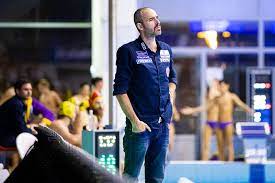 A következő években kizárólag szurkolóként vesz részt a hazai vízilabdaéletben, illetve az uvse szakmai munkájában, amelynek addig vezetőedzője volt. Benedek Tibor Maganokra Hivatkozva Szakit A Vizilabdaval Indirekt Hu