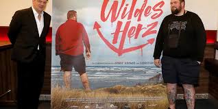He is an actor and director, known for la vida de los otros (2006), ladykracher (2002) and unter nachbarn. Dokumentarfilm Uber Punker Charly Hubner Portratiert Die Band Feine Sahne Fischfilet Kolner Stadt Anzeiger