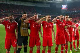 أمير عادل المنتخب الهولندي يخوض حالياً مواجهة صعبة أمام منتخب تركيا فى إطار الجولة الأولى بتصفيات كأس العالم… ØªØ±ÙƒÙŠØ§ ÙÙ‰ Ù…Ø±Ù…Ù‰ Ù†ÙŠØ±Ø§Ù† Ø§Ù„Ø§ØªØ­Ø§Ø¯ Ø§Ù„Ø£ÙˆØ±ÙˆØ¨Ù‰ Ø§Ù„ÙŠÙˆÙŠÙØ§ ÙŠÙØªØ­ ØªØ­Ù‚ÙŠÙ‚Ø§ Ø¨Ø¹Ø¯ ØªØ­ÙŠØ© Ø§Ù„Ù„Ø§Ø¹Ø¨ÙŠÙ† Ù„Ù€ Ø¬ÙŠØ´ Ø£Ø±Ø¯ÙˆØºØ§Ù† Ø§Ù„Ø¹Ù‚ÙˆØ¨Ø§Øª ØªÙ†ØªØ¸Ø± Ù…Ù†ØªØ®Ø¨ Ø§Ù„Ø£ØªØ±Ø§Ùƒ Ø¨Ø³Ø¨Ø¨ Ù…Ø®Ø§Ù„ÙØ© Ø§Ù„Ù„ÙˆØ§Ø¦Ø­ Ùˆ Ø¯ÙŠÙƒØªØ§ØªÙˆØ±ÙŠØ© Ø§Ù„Ø´Ø±Ø·Ø© Ø¶Ø¯ Ø¬Ù…Ø§Ù‡ÙŠØ± Ù…ÙˆÙ†Ø´Ù†Ø¬Ù„Ø§Ø¯Ø¨Ø§Ø® ØªØ«ÙŠØ± ØºØ¶Ø¨ Ø§Ù„Ø£Ù„Ù…Ø§Ù† Ø§Ù„ÙŠÙˆÙ…