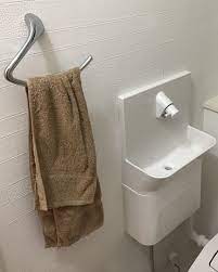 web内覧会 1階トイレです 階段下のため スペースや体力壁の都合で別での手洗いが付けられないと言われ 当初はタンクレスを諦め 標準のアラウーノv タンクレスですが手洗い一体型 にしていました しかし どうしても戸建を建てたらタンクレスと思っていたので 本