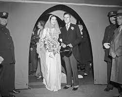 9 Gorgeous Wedding Gowns Worn By The Vanderbilts The Astors And The Rockefellers Vintage Bride Wedding Dresses Vintage Wedding Dresses