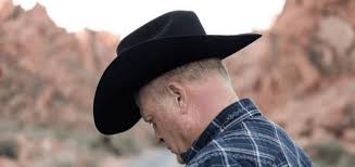 It should easy enough for the hat to rest, and it won't make any wrinkles or dents to the hat. How To Stretch A Cowboy Hat Sand Creek Farm