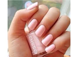 14 Pretty Pink Pastel Nail Designs Kynsien omistaja halusi värin aika ylös tyveä kohti, jotta kasvusta johtuva oman kynnen raja ei heti alkaisi näkyä.