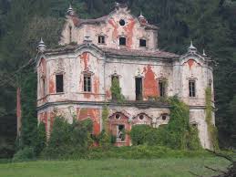 Di giorno è ridente.ma di notte. La Villa E Chiamata Casa Delle Streghe O Casa Rossa E Si Trova A Bindo Di Cortenova Nel Lecchese Ogg Abandoned Places Abandoned Buildings Abandoned Mansions