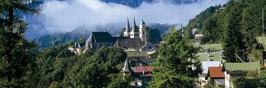 Berchtesgaden 1 is a small, picturesque and historic town (population 9,000) located in the southeast of the german state of bavaria, within a small enclave surrounded on three sides by the austrian border. Berchtesgaden Tour Salzburg Info