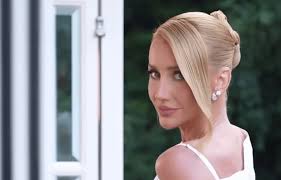 Ana Paula Siebert mostra vestido para renovação de votos com Roberto Justus 