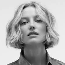 Cheveux courts visage fin carré court visage coupes courtes visage carré coupe cheveux carré cheveux ondulés yeux carré plongeant court le carré plongeant est devenu une coupe de cheveux incontournable depuis quelques années. Tendances Coiffure 2020 Les Coupes Courtes Du Printemps Ete