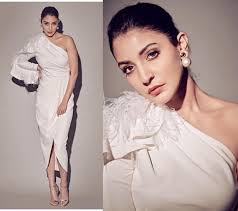 Weekly Best Dressed Deepika Padukone Anushka Sharma Sonam Kapoor Ahuja Sara Ali Khan Keep It Sleek Bollywood News Bollywood Hungama Kriti sanon reveals how she shoots romantic scenes to look shorter in height. deepika padukone anushka sharma sonam