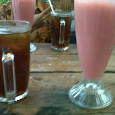 Sego bungkus bu poer cukup populer bagi masyarakat asli banyuwangi. Warung Sego Penyetan Khas Banyuwangi Sleman