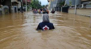Banjir bandang dipicu oleh curah hujan dengan intensitas tinggi sehingga debit air sungai cipeuncit meluap. Banjir Bandung Rendam 11 Kecamatan Sampai Setinggi 1 5 Meter