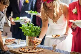 No que diz respeito à cozinha e confeitaria, o buffet para casamento conta com funcionários e garçons altamente treinados, prontos para atender a todos. Casamento Rodizio De Pizza No Casamento Sim Claudia