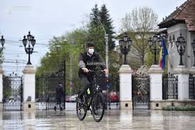 În unele locuri, el a fost nevoit să se ferească din cauza copacilor. Presedintele Iohannis Cu Bicicleta Spre Cotroceni In Vinerea Verde Agerpres ActualizeazÄƒ Lumea