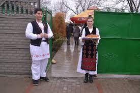 In schimb vara, o umiditatea crescuta face ca temperatura aparenta sa fie mai mare decat temperatura aerului. SÄƒrbÄƒtori De IarnÄƒ La ComloÈ™u Mare Video