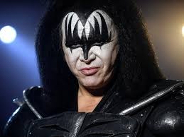 Dijo una vez Gene Simmons: “Jamás probé el alcohol. Nunca me drogu3. No por  miedo ni por rebeldía, sino por amor. Mi madre sobrevivió al infierno de un  campo de concentración nazi.