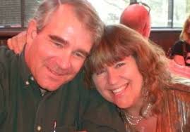 Are expert witnesses required to state their qualifications, including  educational background, during testimony?