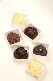 Wedding Favors Info Arrange For Your Wedding Day Earlier On Start Planning Without Delay Allowing You T Chocolate Flowers Chocolate Decorations Chocolate Art