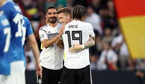 Hansi flick holt sich zu seinem neustart als bundestrainer benedikt höwedes in sein team. Hooray Football In Mainz Dfb Elf Celebrates Cantor S Victory Soccer Score