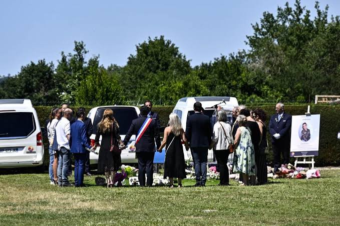 Affaire Lyhanna : « Nos cœurs sont traversés par une douleur immense »,  1000 personnes pour les obsèques de la fillette à Fleurance... Revivez les  infos de la journée
