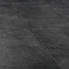 Mur de brique et de pierre dans une cuisine en longueur. Carrelage Cuisine Imitation Pierre 90x90 District Zinc