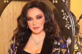 ولدت ونشأت في محافظة اللاذقية، والدها الناقد السينمائي محمد فواخرجي ووالدتها ابتسام اديب لديها أخ يكبرها سنا اسمه اشرف يعمل في دبي وأخت غير شقيقة تسمى نهى يوسف معلا وقد توفيت عام 2016 تخرجت من كلية الآداب. Ø¨Ø¹Ø¯ Ø³Ù†ÙˆØ§Øª Ø³Ù„Ø§Ù ÙÙˆØ§Ø®Ø±Ø¬ÙŠ ØªØ­Ù‚Ù‚ Ø­Ù„Ù…Ù‡Ø§ Ø¨Ø§Ù„ÙˆÙ‚ÙˆÙ Ø£Ù…Ø§Ù… Ù‡Ø°Ø§ Ø§Ù„Ø¹Ù…Ù„Ø§Ù‚ Ø¯Ù†ÙŠØ§ Ø§Ù„ÙˆØ·Ù†