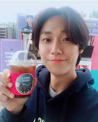 He moves into a small apartment. Iu Gifted Her Former On Screen Boyfriend Lee Do Hyun With A Congratulatory Coffee Truck Kissasian