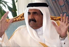 وکالة الأنباء المحلية بالصورة أمير قطر السابق يذبح أضحية العيد بنفسه