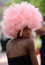 Duas maneiras de amarrar lenços no cabelo afro. Cabelo Afro Trancas Black Power E Crespos Coloridos Com Imagens Cabelo Colorido