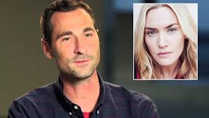 Sammen med sin makker colin zabel (evan peters) forsøger hun i et lille lokalsamfund i pennsylvania at opklare sammenhængen mellem et mord på en ung pige og en anden pige, der forsvandt sporløst et år tidligere. Kate Winslet Returns To Area To Finish Filming Hbo Series